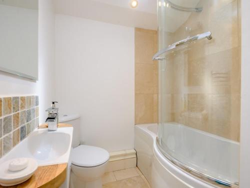 Ένα μπάνιο στο 2 Bed in Hoarwithy 93045
