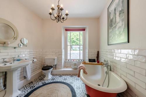 3 Bed in Llansteffan oc-78278 في Llanstephan: حمام مع حوض ومغسلة ونافذة