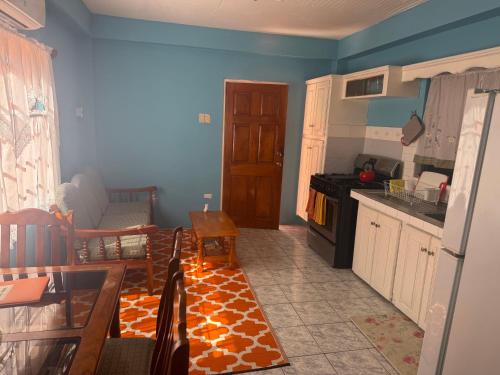 Кухня или мини-кухня в Boyce Guest House
