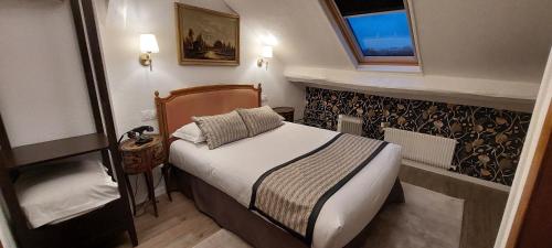 Postel nebo postele na pokoji v ubytování Hotel Dandy Rouen centre