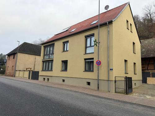 Το κτήριο όπου στεγάζεται  το διαμέρισμα