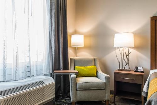 A seating area at Comfort Inn & Suites Valdosta