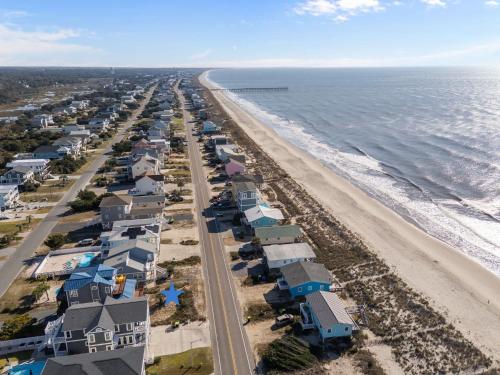 Ocean Views & Coastal Charm at ForeShore OKI في أوك آيلاند: اطلالة جوية على شاطئ به بيوت