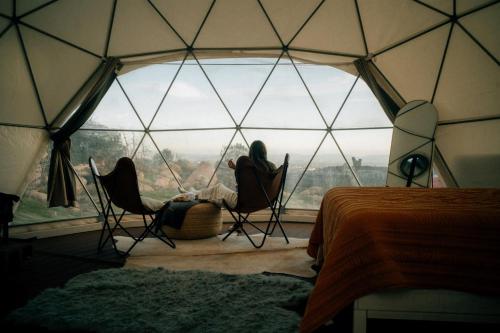 Posezení v ubytování A Cozy Fireside Glamping Escape with Ridge Views