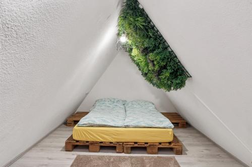 a mattress on a wooden platform in a room at "Alte Post" in Münsingen