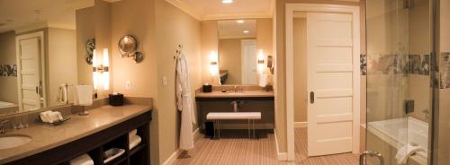 een grote badkamer met een wastafel en een douche bij The Bruce Hotel in Stratford