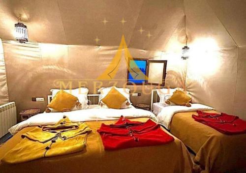 En eller flere senge i et værelse på Merzouga Polaris Camp