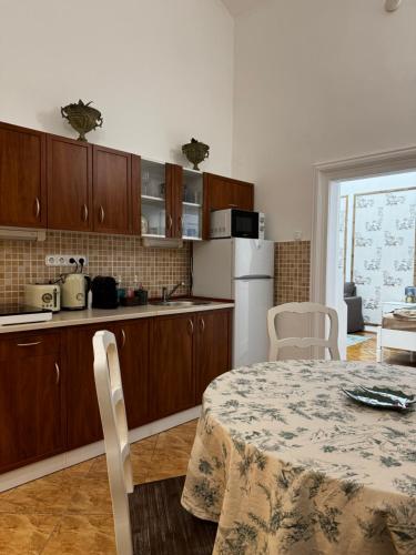 Η κουζίνα ή μικρή κουζίνα στο Forst Apartman