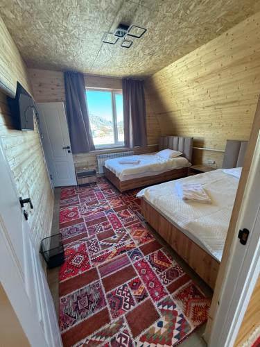 Alban في Saty: غرفة بسريرين وسجادة