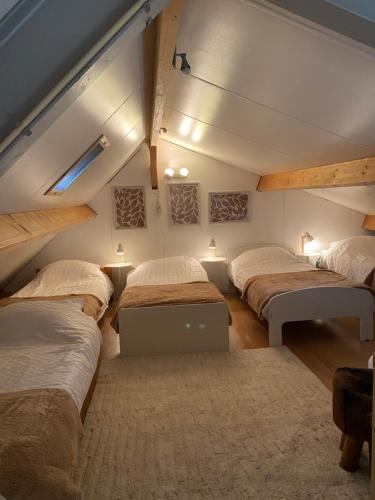 Postel nebo postele na pokoji v ubytování B&B Logeren bij van Heeren