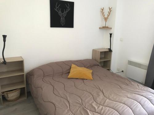 Ένα ή περισσότερα κρεβάτια σε δωμάτιο στο Chalet Duplex 3 Pièces, 7 Pers, Animaux, Parking, Vue Montagne - FR-1-863-2