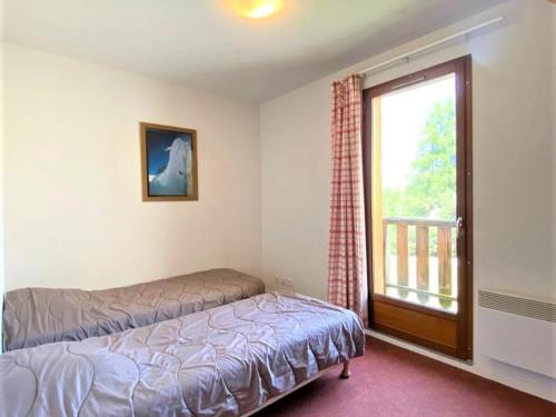 Ένα ή περισσότερα κρεβάτια σε δωμάτιο στο Chalet 3 pièces à La Joue du Loup avec parking, 7 personnes - FR-1-863-4