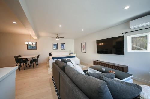 Posezení v ubytování Harbor Retreat EV Charger King Walk to Rock