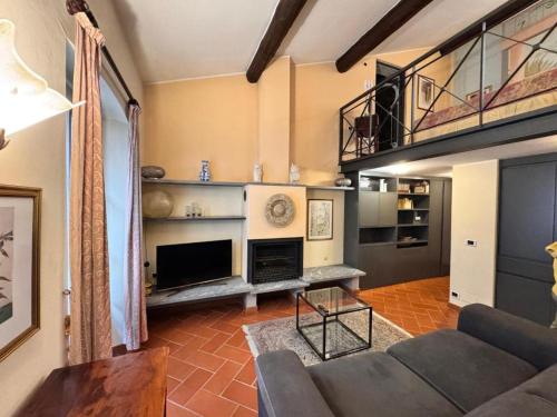 un soggiorno con divano e camino di Royal Penthouse a Milano