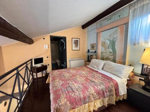 una camera da letto con un letto e una scrivania con un computer di Royal Penthouse a Milano