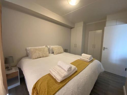 En eller flere senge i et værelse på Coastal Apartments