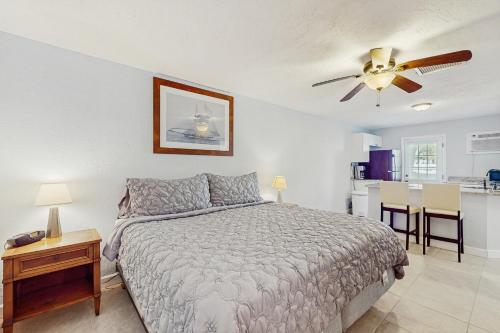 Postel nebo postele na pokoji v ubytování Blissful Beach Retreat D