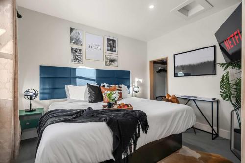Ένα ή περισσότερα κρεβάτια σε δωμάτιο στο The Bedrock Modern Charm Fire Pit Downtown