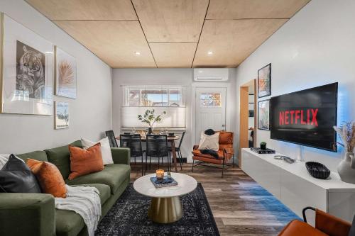 Μια τηλεόραση ή/και κέντρο ψυχαγωγίας στο The Bedrock Modern Charm Fire Pit Downtown