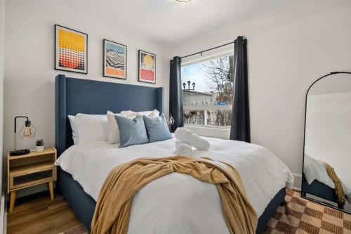 ドラムヘラーにあるFossil Flats 3BR Designer Home in Centre of Townの大きなベッドと窓のある寝室