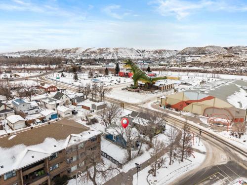 ドラムヘラーにあるFossil Flats 3BR Designer Home in Centre of Townの雪の中に恐竜の像がある街