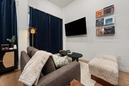 Un televizor și/sau centru de divertisment la Casa Hotels McCaul- Queen Suite w Netflix & AC