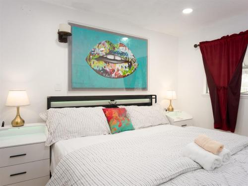 En eller flere senge i et værelse på Big gated yard, Work play room, King bed