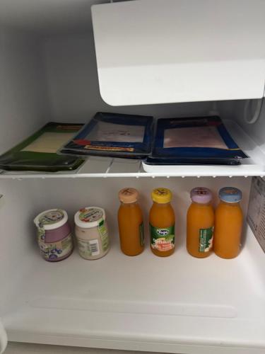 een koelkast gevuld met veel potten honing bij Turino house in Amalfi