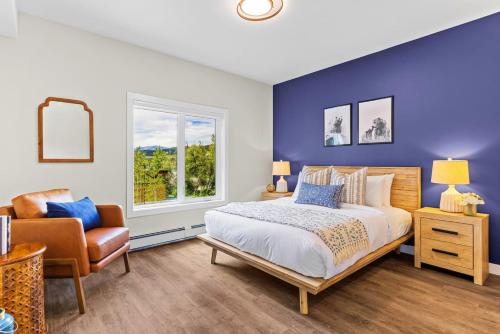 En eller flere senge i et værelse på Tranquil 2BR Golden Oasis BBQ, Balcony, MTN Views