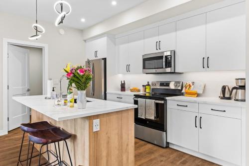 Køkken eller tekøkken på Tranquil 2BR Golden Oasis BBQ, Balcony, MTN Views