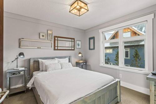 Ένα ή περισσότερα κρεβάτια σε δωμάτιο στο Mountain View Retreat Elegant 3BR condo with Gym