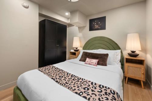 Postel nebo postele na pokoji v ubytování Casa Hotels McCaul- Central New Basement Suite