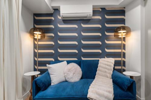 Posezení v ubytování Casa Hotels McCaul- Central New Basement Suite