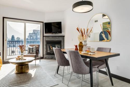 Μια τηλεόραση ή/και κέντρο ψυχαγωγίας στο Splendid Mountain View 2BR Condo with Pool and Hot Tub