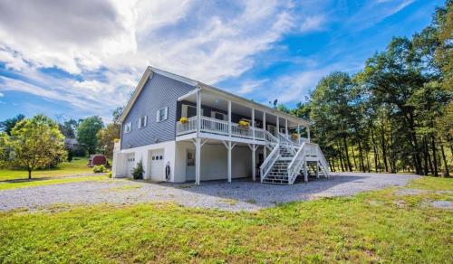 una grande casa con una scala sul lato di Back Creek, Winchester, VA a Winchester