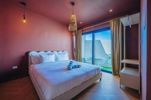 Giường trong phòng chung tại Luxury Plunge Pool - 6 min Walk to Palm Beach