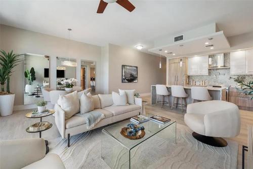 ein Wohnzimmer mit Sofa und Tisch in der Unterkunft Chic Three-Bedroom Waterfront Condo With Private Balcony in Fort Lauderdale