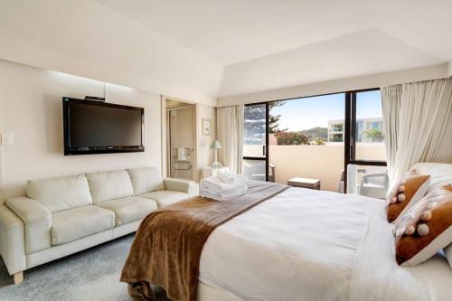 En eller flere senge i et værelse på Premium Orewa Beachside Escape - Backyard & BBQ