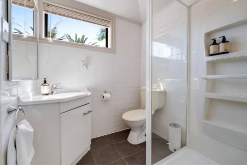 Et badeværelse på Premium Orewa Beachside Escape - Backyard & BBQ