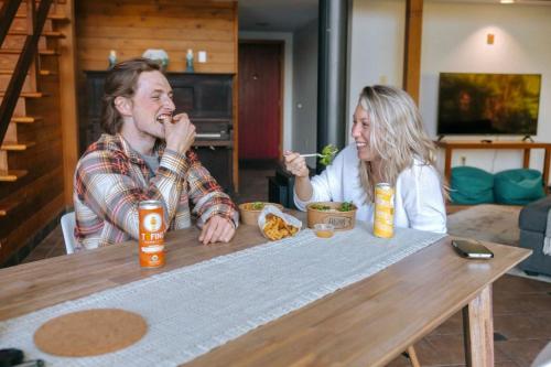 Hosté ubytování First Light - Vintage waterfront with hot tub - One Bedroom