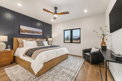 Postel nebo postele na pokoji v ubytování Teton Valley Getaway