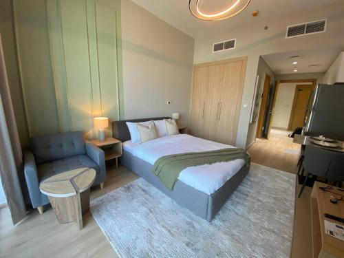 Bright and Stylish Studio - Azizi Aura