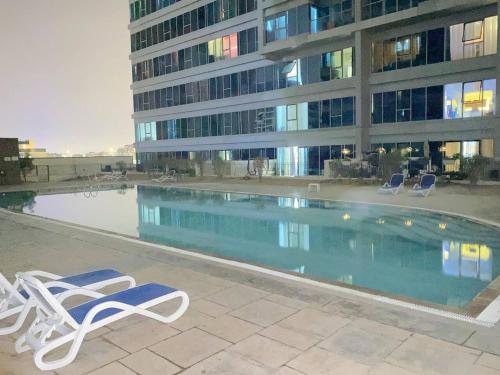 Modern 2BR in Skycourt Tower A - Free Parking - Pool and Gym