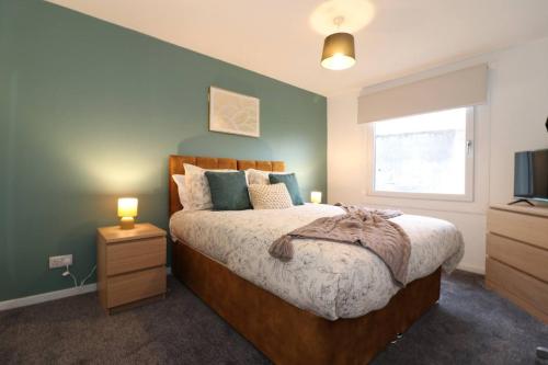 En eller flere senge i et værelse på Modern 3BR Home with Parking