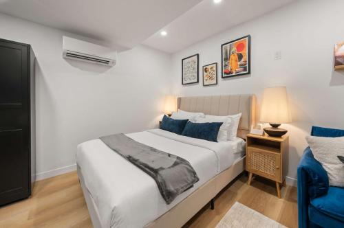 Un pat sau paturi într-o cameră la Casa Hotels McCaul- Brand-New Basement Suite Studio
