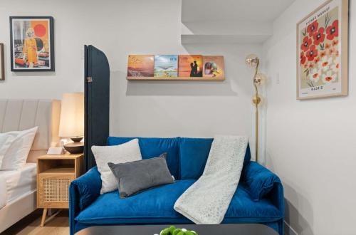 O zonă de relaxare la Casa Hotels McCaul- Brand-New Basement Suite Studio