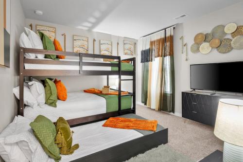 Giường trong phòng chung tại Roomy Getaway Elevate Your Stay, 6 Mins to RIC