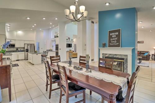 une salle à manger avec une table et une cuisine dans l'établissement Pet-Friendly Dover Retreat with Yard and Pool Table, à Dover