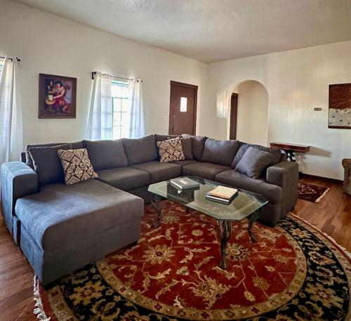 Posezení v ubytování 3 bed 2 bath Hacienda near Downtown and NMSU.