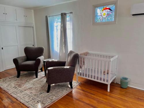 TV a/nebo společenská místnost v ubytování 3 bed 2 bath Hacienda near Downtown and NMSU.